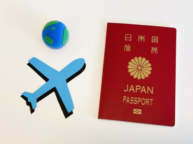 パスポートと紙粘土の飛行機