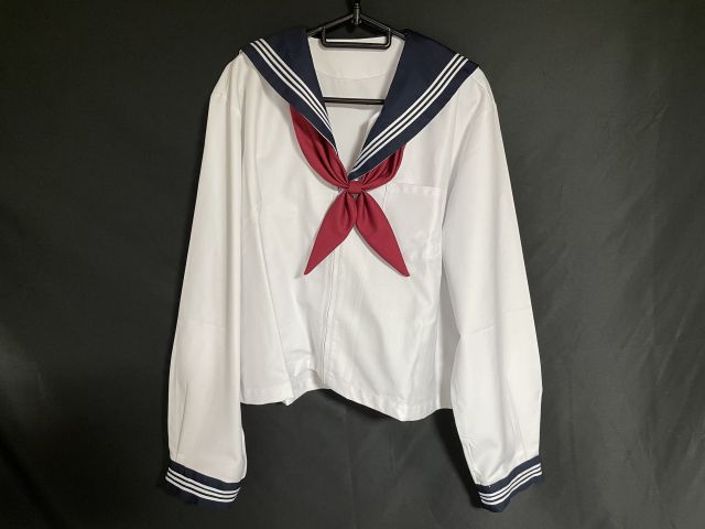 ハンガーにかけられたセーラー服