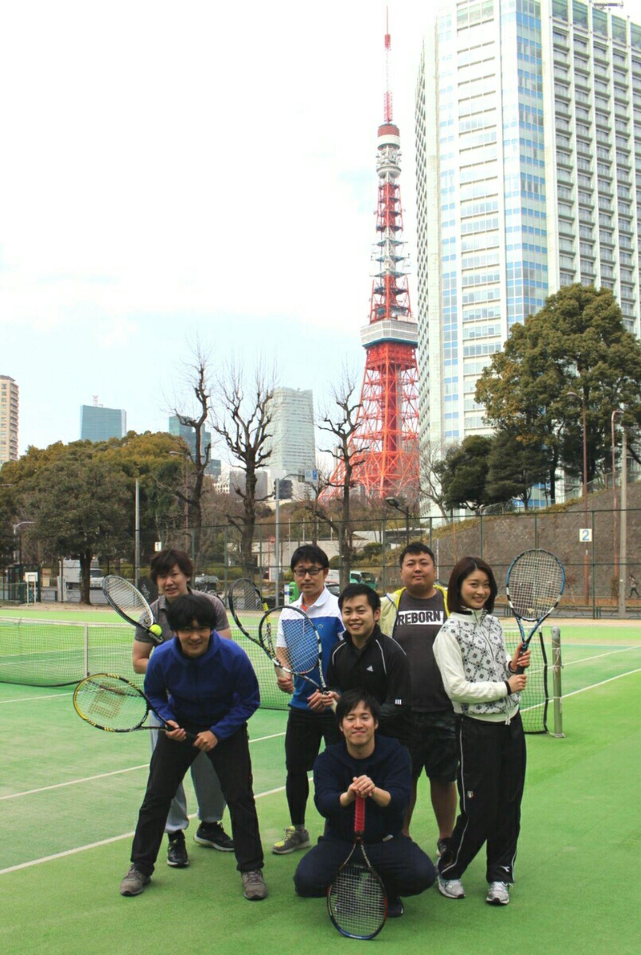 テニスラケットを持つ7人