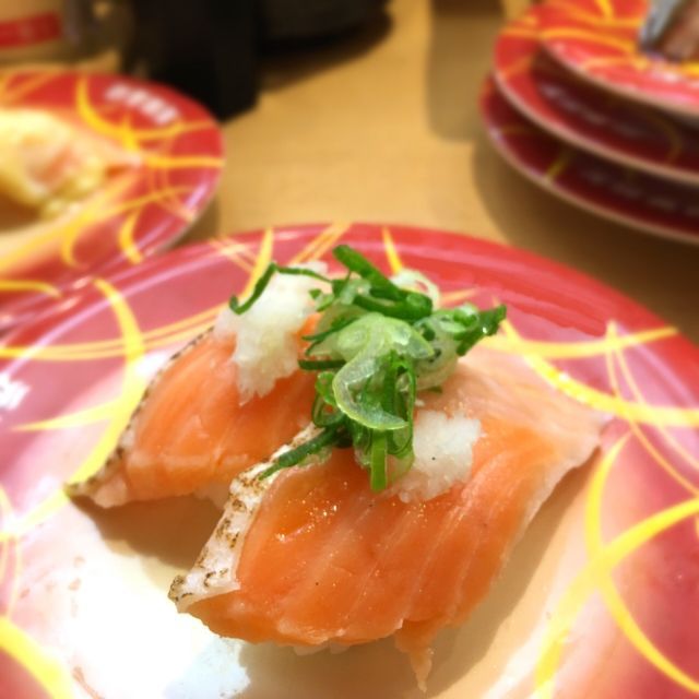 赤い皿の上に置かれたサーモンの握り寿司