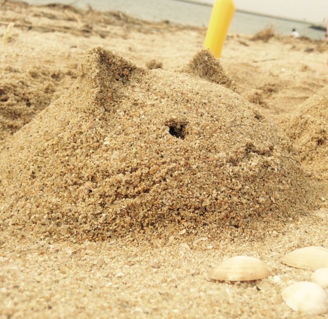 砂で作られた猫
