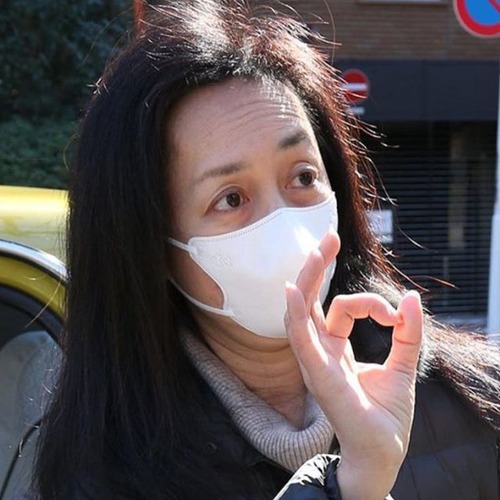 マスクをしてOKサインをする女性