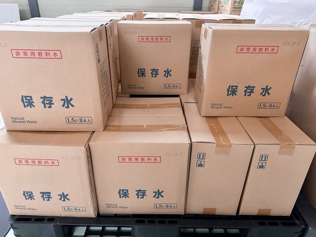 段ボールに入った大量の保存水