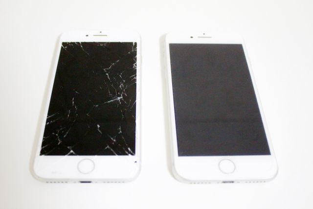 画面割れのiPhoneと修理済みのiPhone