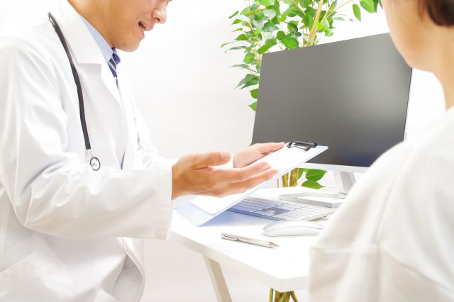 患者に病状を説明する医師