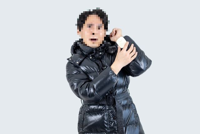 服についいた防犯タグを気にする人