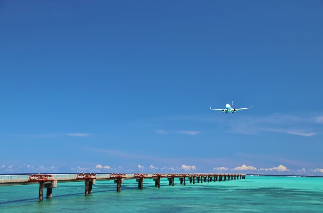 下地島空港に離陸する飛行機