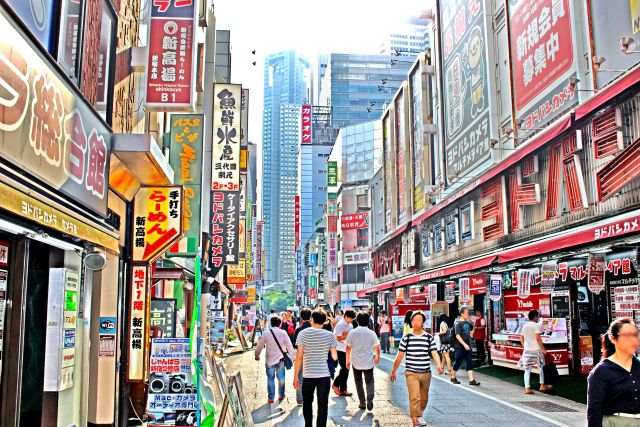 新宿西口の電気街の風景