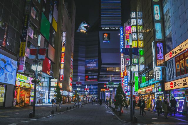 夜の新宿歌舞伎町の風景