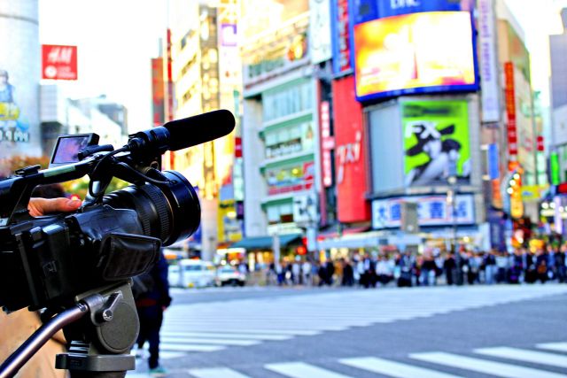 新宿を撮影するカメラマン