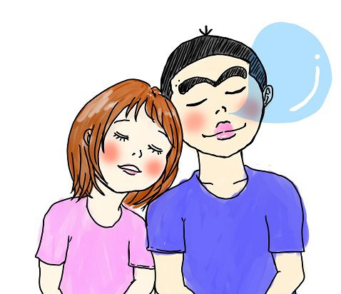 男性の方に持たれて寝る女性