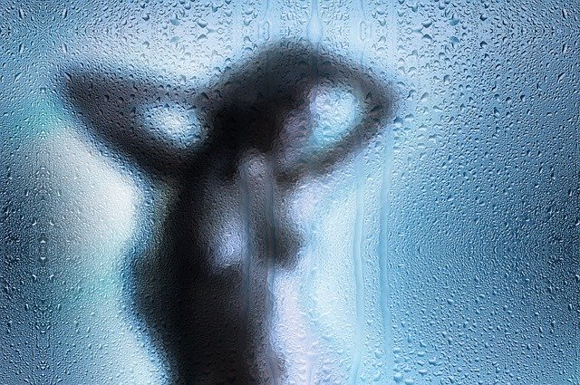 シャワーする女性の盗撮