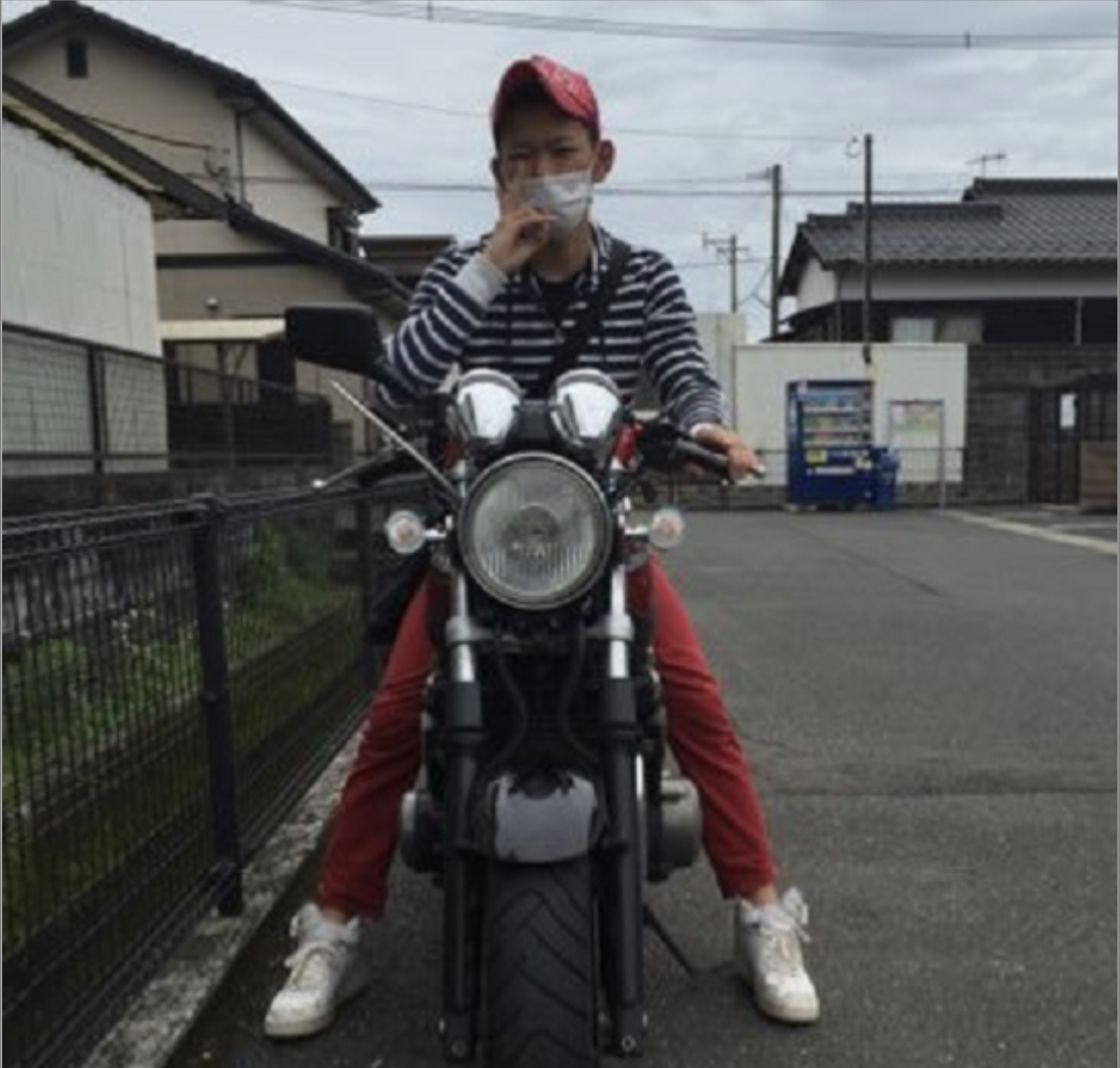 バイクに乗る赤パンボーダーの男性