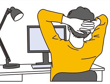 頭の後ろに手を当ててパソコンを見る男性