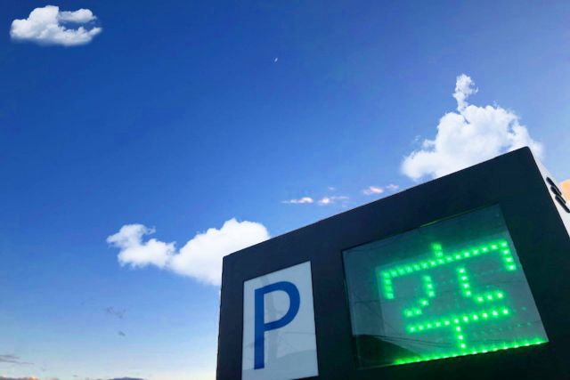 青空の中の空車のコインパーキングの看板