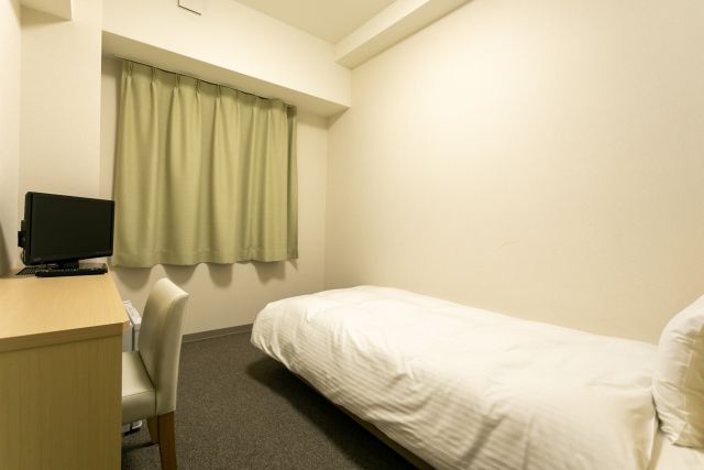 ビジネスホテルの狭い部屋