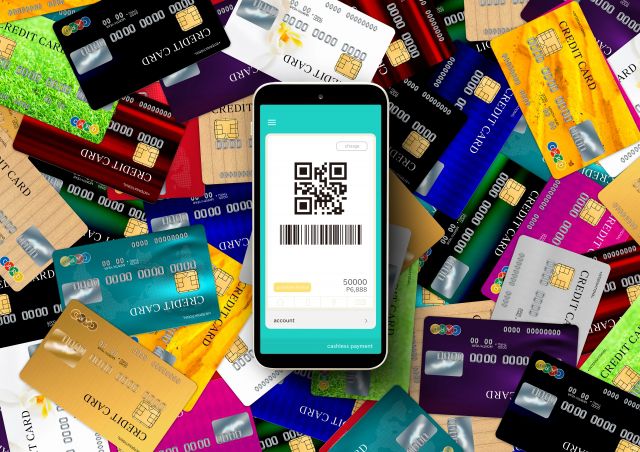たくさんのクレジットカードとスマホのバーコード決済