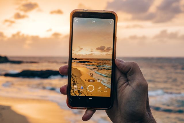 スマホで海辺を撮影