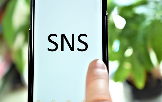 スマホ画面に表示されるSNS