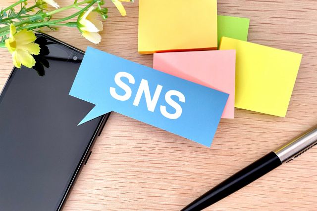 スマホから出るSNSの吹き出し