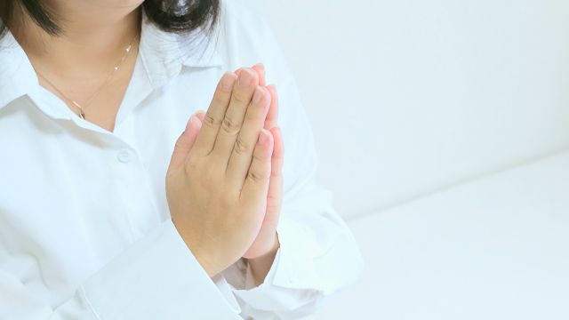 手を合わせる女性