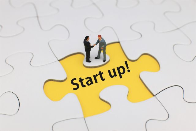 パズルのピースの中に書かれたStart up!の文字