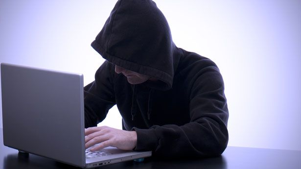 パソコンからデータを盗む男