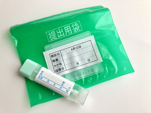緑色の検便キット