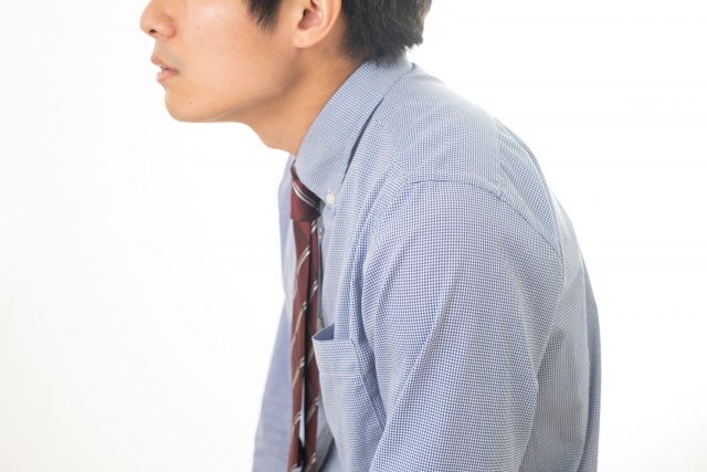 猫背の男性