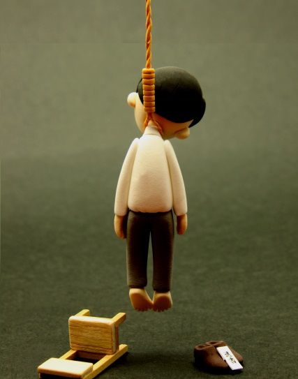 首吊り自殺する男性の人形