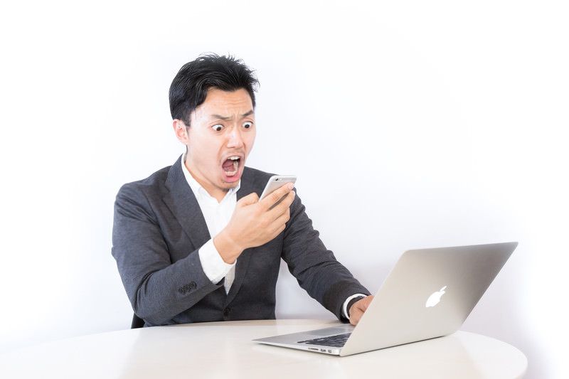 スマホを見て驚愕の顔をする男性
