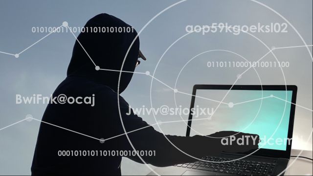 パソコンをいじる黒尽くめの怪しい人