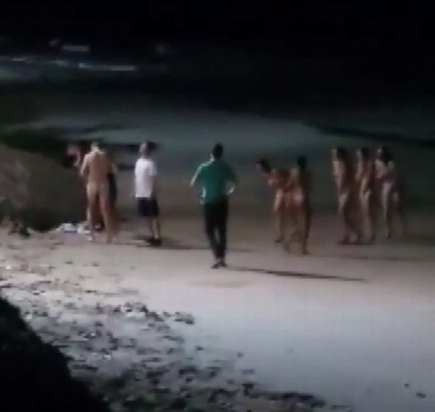 海岸で全裸の人ら
