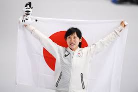 日本国旗を掲げる女性選手