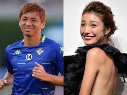 青服サッカー選手と黒ドレスの女性