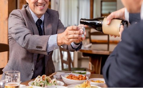 お酌を受けるサラリーマン
