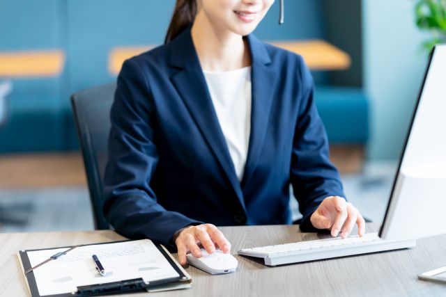 電話対応する女性オペレーター