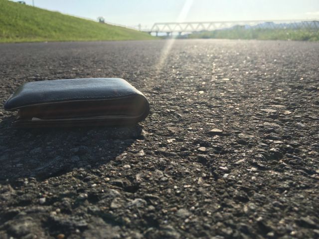 道に落ちている男性ものの黒い折り財布