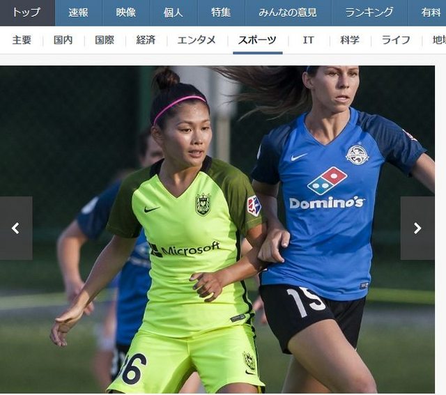 試合中の女性サッカー選手