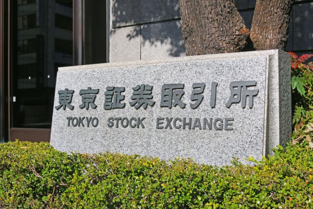 東京証券取引所と書かれた石板