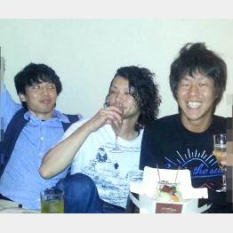 お酒を飲んでいる3人の男性