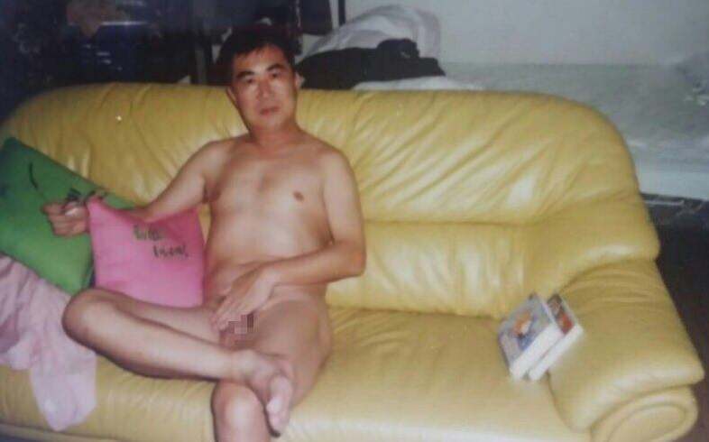 ソファに座る裸の男性