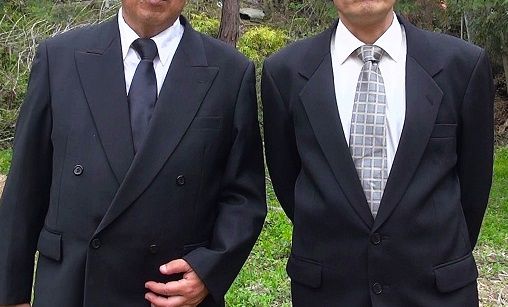 黒いスーツを着た2人の男性