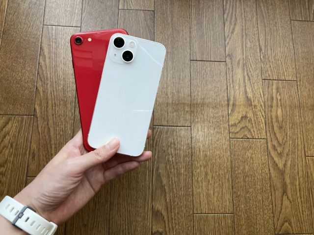 赤と白のっスマホ2台持ち