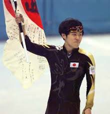 日本国旗を持ったスケート選手