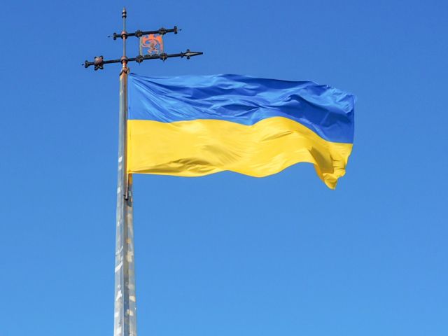 風にたなびくウクライナの国旗
