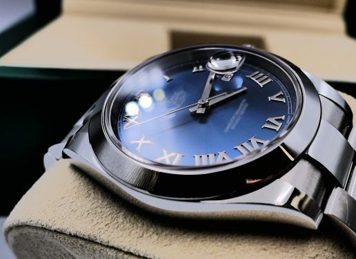 箱から出した高級腕時計