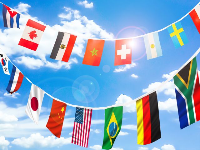 青空にはためく万国旗