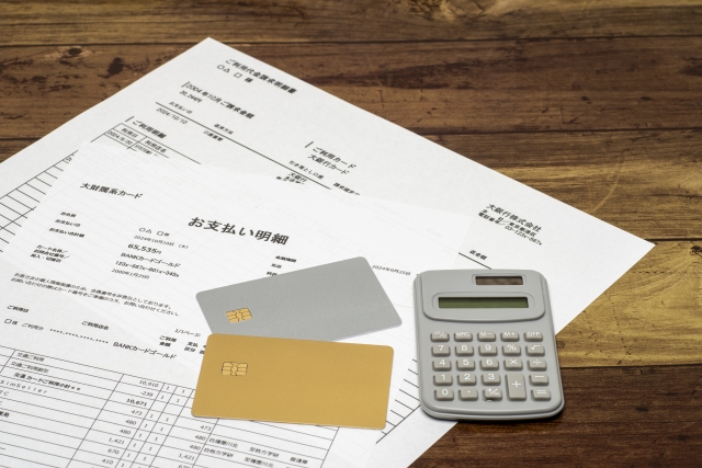クレジットカードの利用明細とカードと電卓