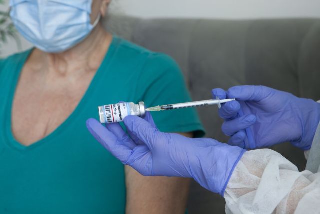 ワクチン接種を受ける老婆